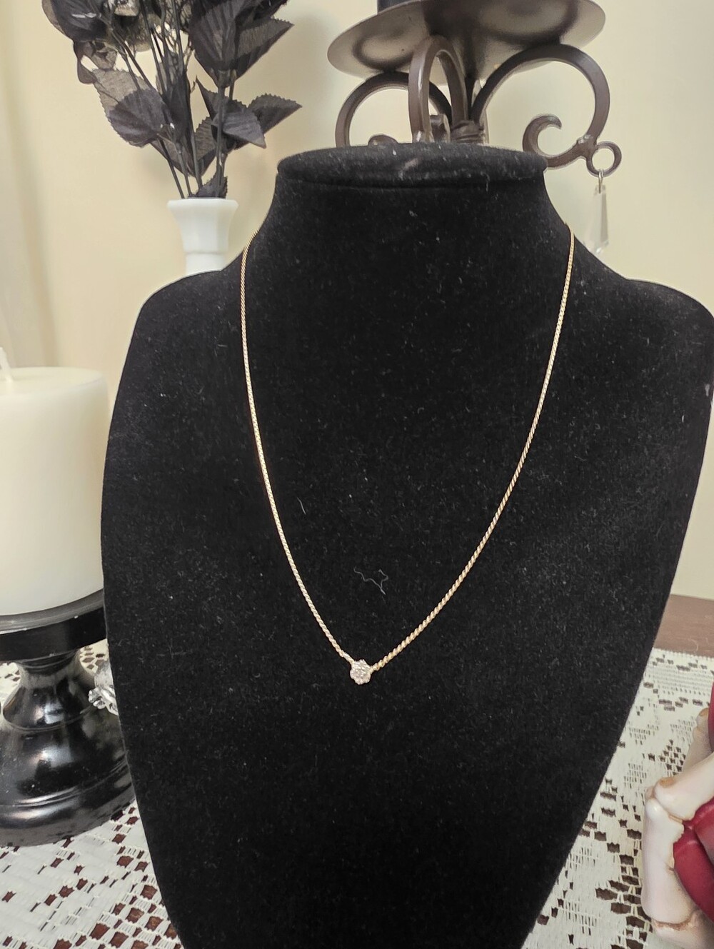 1.92 Gram Delicate Vintage 14kt Gold Flower Cluster Necklace Clear Stones - Picture 3 of 14